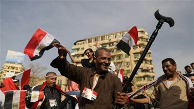 مفارقات من المشهد الانتخابي..الأغاني الوطنية فقرة ثابتة..كبار السن يعوضون غياب الموظفين..والمرأة في مقدمة الصفوف