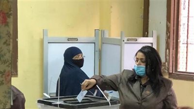 النائبة مرثا محروس تدلي بصوتها في اليوم الأول من إعادة المرحلة الثانية لانتخابات النواب