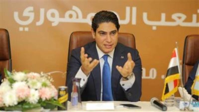 أحمد أبو هشيمة يشيد بمجهود هيئة قناة السويس.. ويؤكد: مجهود جبار من رجال تلين لشدتهم الجبال