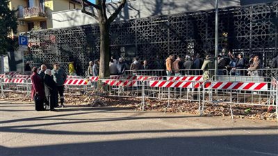 استمرار توافد أبناء الجالية المصرية على القنصلية المصرية بميلانو في اليوم الثاني للتصويت 