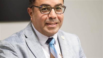 باسل عادل متحدثا في صالون المركز الثقافي القبطي حول 