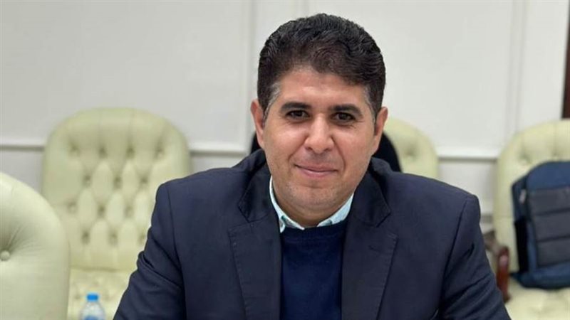 الكاتب الصحفي عوض