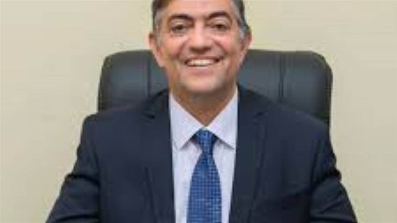 الدكتور هشام عبدالعزيز